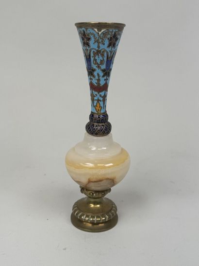 Petit vase soliflore en albâtre et bronze,...
