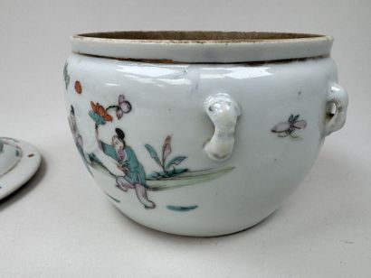CHINE, XXe.
Pot couvert en porcelaine polychrome...