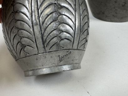 IRMAN (XXe). 
Petit vase en étain à décor...