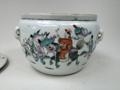 CHINE, XXe.
Pot couvert en porcelaine polychrome...