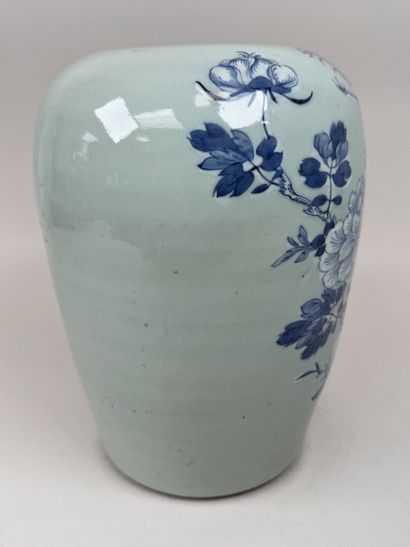 CHINE, XXe.
Grande potiche en porcelaine...
