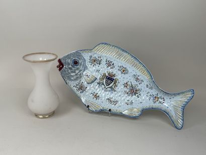DESVRES.
Grand plat en faïence polychrome...