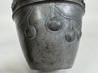 IRMAN (XXe). 
Petit vase en étain à décor...
