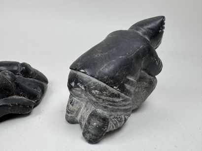 Art Inuit, XXe.
Personnage couché et homme...
