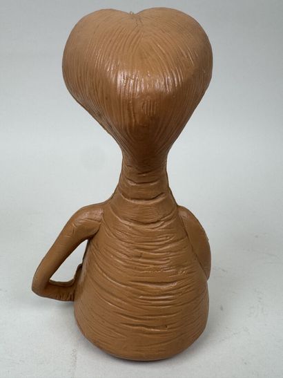 E.T.
Sujet en plastique marron.
H. 20 cm...