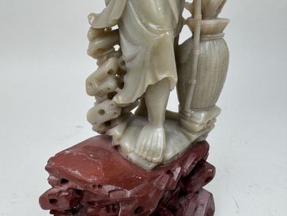 CHINE, XXe.
Pécheur.
Sujet en pierre de lard...