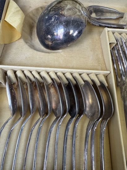 Ménagère en métal argenté, modèle à filet...
