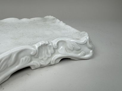 Socle en céramique blanche à décor de motifs...
