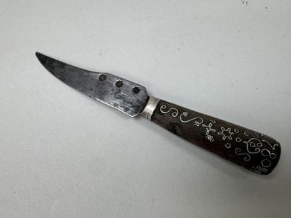 Couteau à incrustation d'argent sur manche...