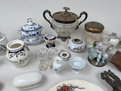 Important lot d'objets de vitrine comprenant...