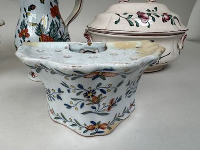 Lot en porcelaine et faïence polychrome et...