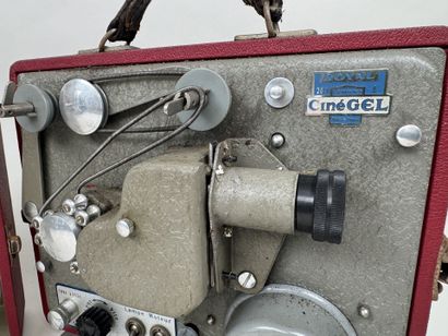 CINEGEL - ROYAL.
Caméra projecteur en valise.
23...