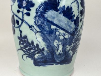 CHINE, XXe.
Grand vase balustre en porcelaine...