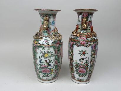 CHINE, CANTON, XXe.
Deux vases en porcelaine...