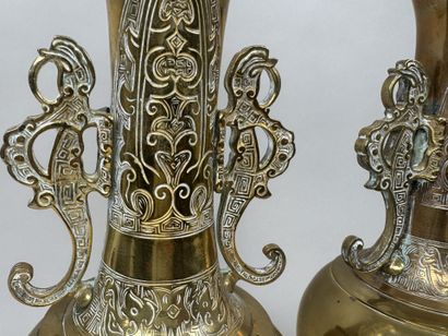 INDICHIEN, XXe.
Paire de lampes en laiton...