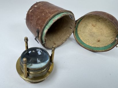 Petite loupe tripode de bureau en laiton...