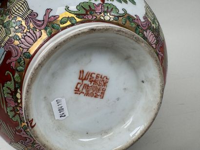 ASIE, XXe.
Grande jatte circulaire en porcelaine...
