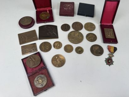 Lot de médailles en bronze dont :
- Pierre-Victor...