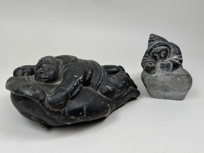 Art Inuit, XXe.
Personnage couché et homme...