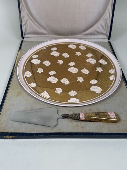 G. DUMAS à Limoges.
Plat circulaire en porcelaine...