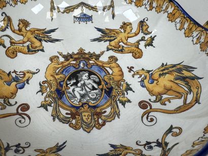 GIEN.
Légumier à deux prises en faïence polychrome...