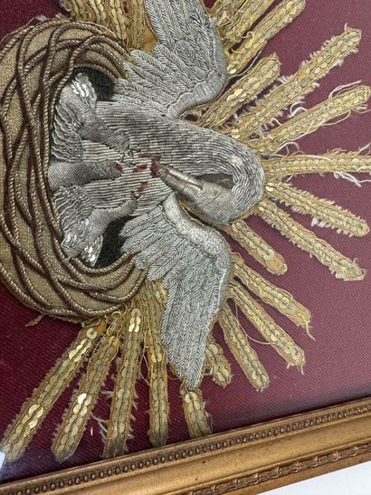 Broderie en cannetille, paillettes et tissu...
