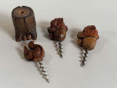 ANRI.
Ensemble de trois tire-bouchons figuratifs...