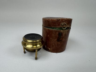 Petite loupe tripode de bureau en laiton...