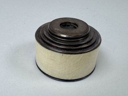 Petite longue-vue en métal, ivoirine et verre...