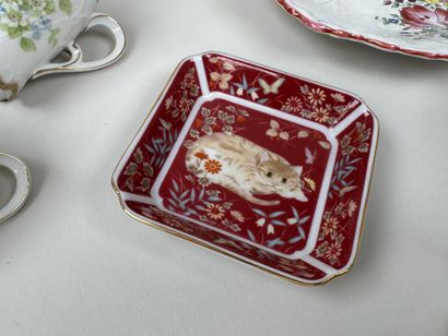Lot en faïence et porcelaine polychrome et...