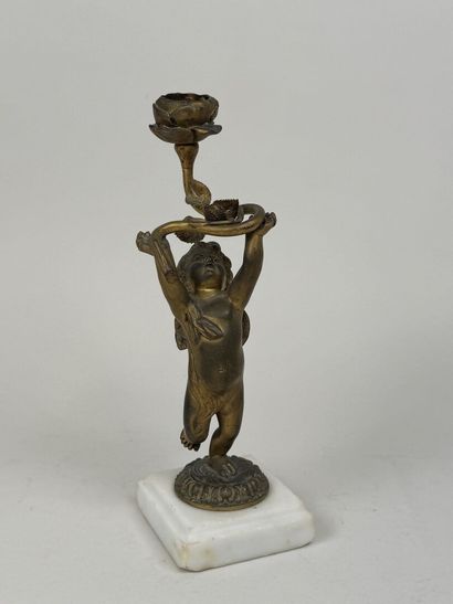 Petit angelot en bronze doré formant bougeoir,...
