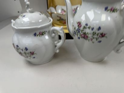 Lot en porcelaine et faïence polychrome comprenant...