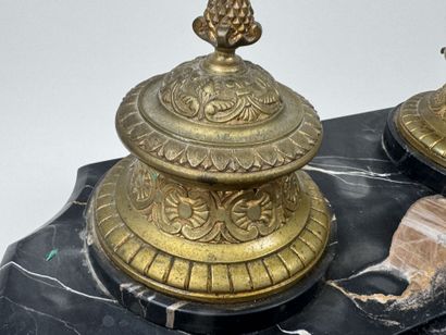 Encrier de bureau en marbre et bronze ciselé...
