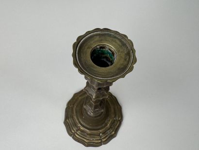 Bougeoir anciennement en bronze argenté.
H....