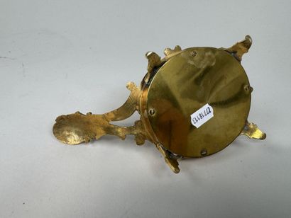 Petit bougeoir à main en bronze doré et ciselé...