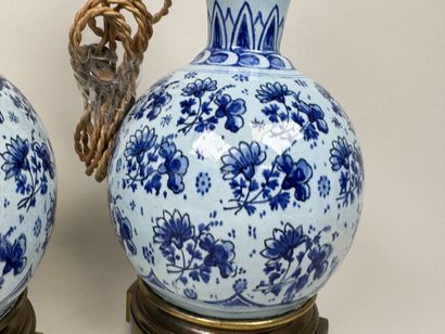 DELFT, XIXe.
Paire de lampes à pétrole en...