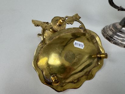 VIETNAM, XXe.
Encrier de bureau en bronze...