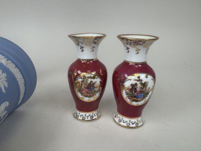 Lot comprenant :
-WEDGWOOD.
Pique-fleurs...