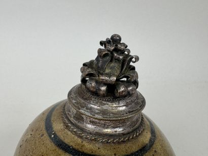 Petit encrier en grès à décor émaillé de...