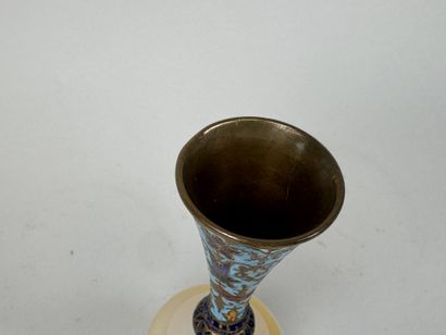 Petit vase soliflore en albâtre et bronze,...