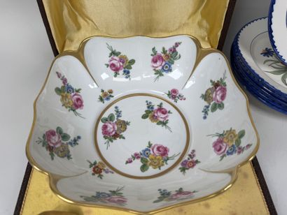 Lot en porcelaine et faïence polychrome comprenant...