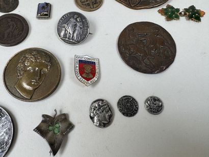 Lot d'une vingtaine de médailles, pièces...