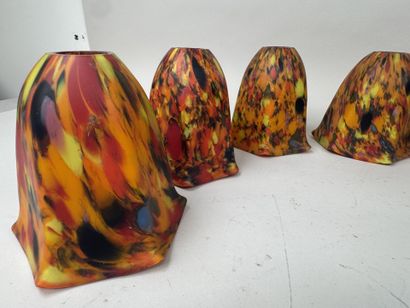 Ensemble de sept tulipes en verre marmoréen...