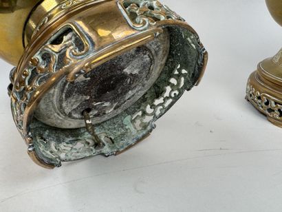 INDICHIEN, XXe.
Paire de lampes en laiton...