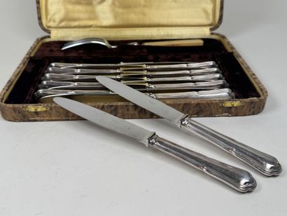 Série de 12 couteaux de table en métal argenté,...