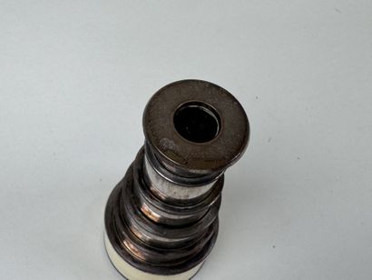 Petite longue-vue en métal, ivoirine et verre...