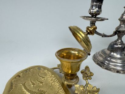 VIETNAM, XXe.
Encrier de bureau en bronze...