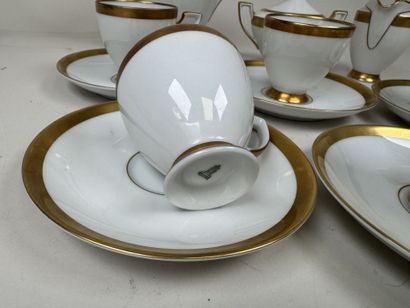 HEINRICH.
Partie de service à café en porcelaine...