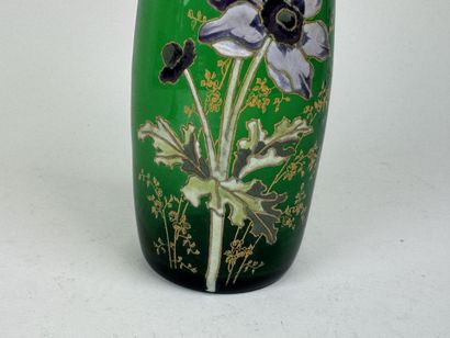 Vase en verre coloré vert à décor émaillé...