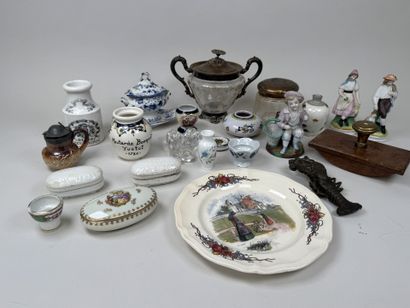 Important lot d'objets de vitrine comprenant...